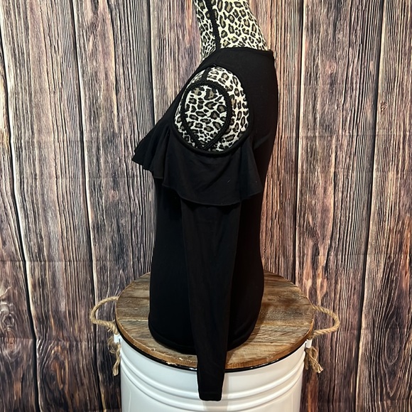 Black Top- Size medium - Picture 5 of 7